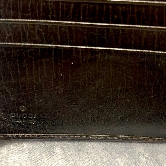 Authentic Gucci pushlock piston wallet. Preloved, fair condition. - Picture 3 of 6